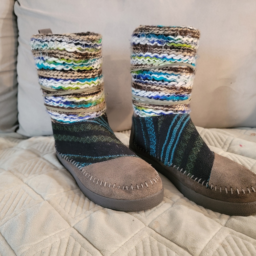 TOMS 8.5 Multicolor Knit Moccasins